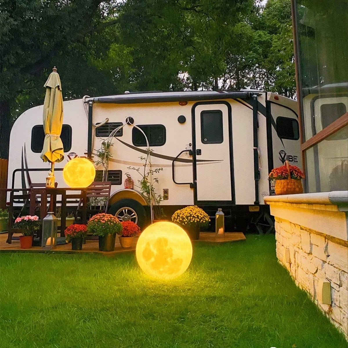Moon Ball Outdoor Landscape Light with LED Solar Power